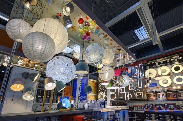 Lamps and lights in the DIY store