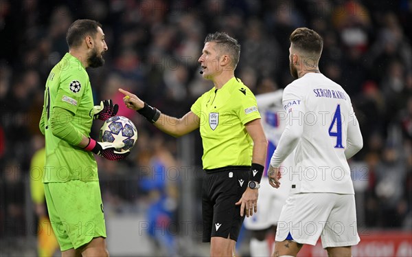 Referee Daniele Orsato in discussion Discussion with Sergio Ramos FC Paris Saint-Germain PSG