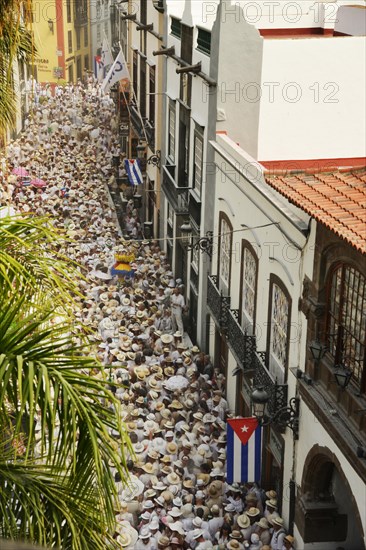 Los Indianos is the central event of the Palmerian Carnival on La Palma and dates back to the return of emigrants from Central America and Cuba. Participants are almost all residents of St. Cruz and tourists