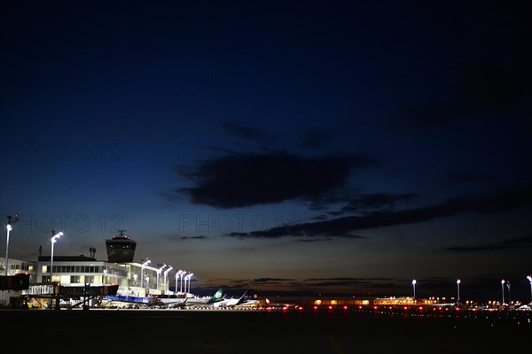 Apron East with satellite Terminal 2 at night with parked aircraft