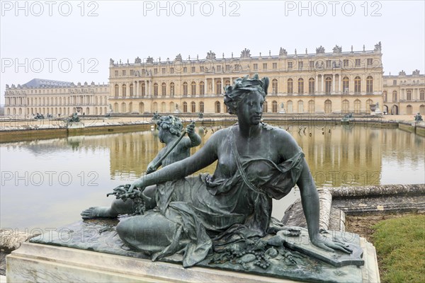 Bronze statue Nymph