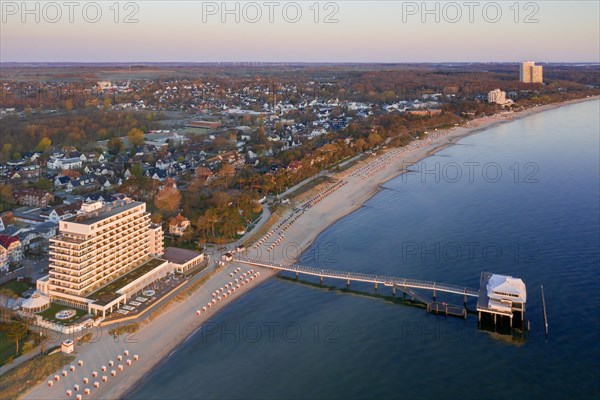 Grand Hotel Seeschloesschen and jetty with restaurant Wolkenlos