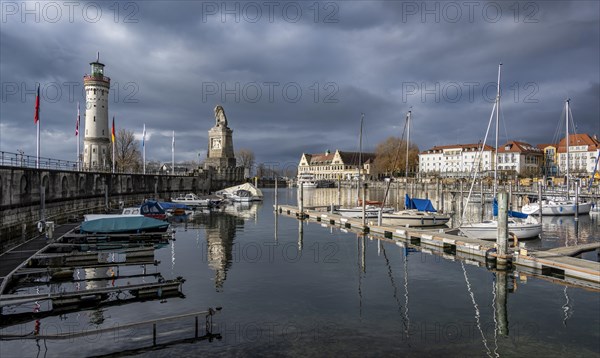 Harbour entrance of Lindau harbour, jetty with boats at the pier with New Lindau Lighthouse and Bavarian Lion, Lindau Island, Lake Constance, Bavaria, Germany, Europe