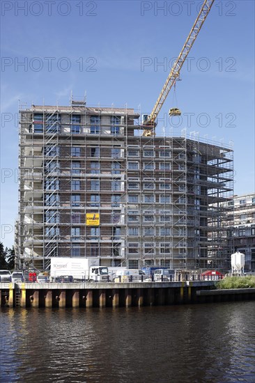 Modern residential building on the Hunte, construction site, construction cranes, new building, Oldenburg in Oldenburg, Lower Saxony, Germany, Europe