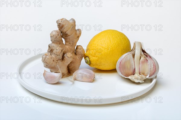 Ingredients for lemon garlic cure, lemon, garlic, ginger