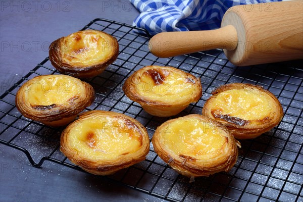 Pastel de Nata, Pasteis de Nata on a cake rack, custard tart, Portuguese speciality