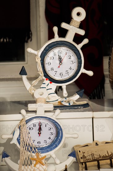 Clock in the shape of a steering wheel