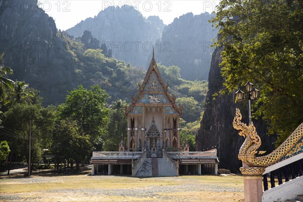 Wat Khao Daeng, Buddhist Temple, Khao Sam Roi Yot National Park, Prachuap Khiri Khan Province, Thailand, Asia