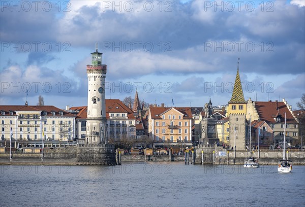 Harbour entrance of Lindau harbour, pier with New Lindau Lighthouse and Bavarian Lion, in the back harbour promenade with Mangturm, Lindau Island, Lake Constance, Bavaria, Germany, Europe