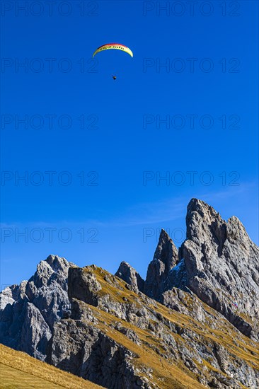 Paragliding flight over the Geisler Group, Val Gardena, Dolomites, South Tyrol, Italy, Europe