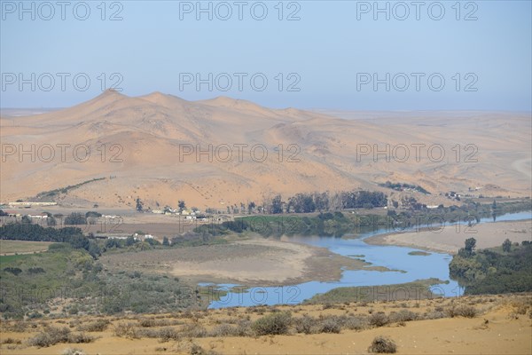 Orange River, also known as the Orange River, on the border between Namibia and South Africa, sand dunes behind, Oranjemund, Sperrgebiet National Park, also known as Tsau ÇKhaeb National Park, Namibia, Africa