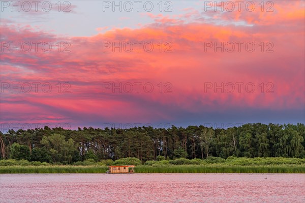 Houseboat at sunset on the Beetzsee, Brandenburg an der Havel, Havelland, Brandenburg, Germany, Europe
