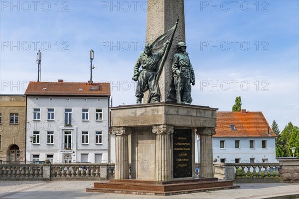 Soviet memorial with bronze figures of Russian soldiers and obelisk, Bandenburg an der Havel, Brandenburg, Germany, Europe