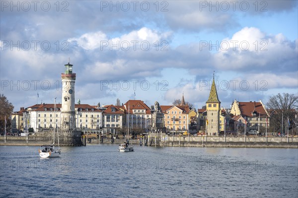 Harbour entrance of Lindau harbour, pier with New Lindau Lighthouse and Bavarian Lion, in the back harbour promenade with Mangturm, Lindau Island, Lake Constance, Bavaria, Germany, Europe