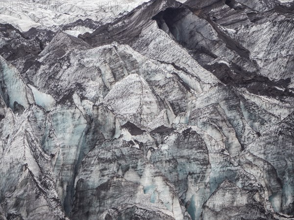 Glacier, Solheimajoekull, Solheimajoekull, glacier tongue of Myrdalsjoekull with inclusion of volcanic ash, near Ring Road, Suourland, South Iceland, Iceland, Europe