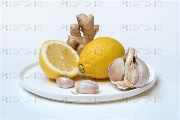 Ingredients for lemon garlic cure, lemon, garlic, ginger