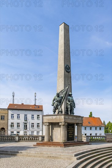 Soviet memorial with bronze figures of Russian soldiers and obelisk, Bandenburg an der Havel, Brandenburg, Germany, Europe