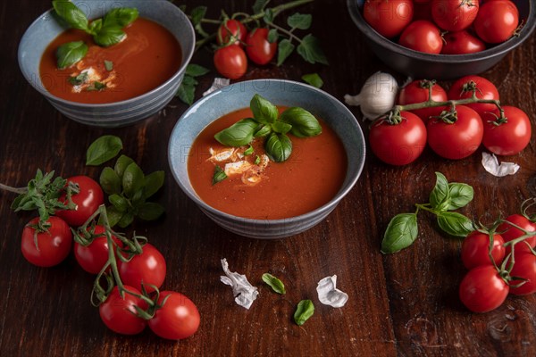 Red tomatoes in bowl on wooden table, fitness, cooking, vegetarian, vegan, vitamins, cultivation, healthy, close up, several, kitchen towel, Bailikum, Italian cuisine, tomato soup, garlic