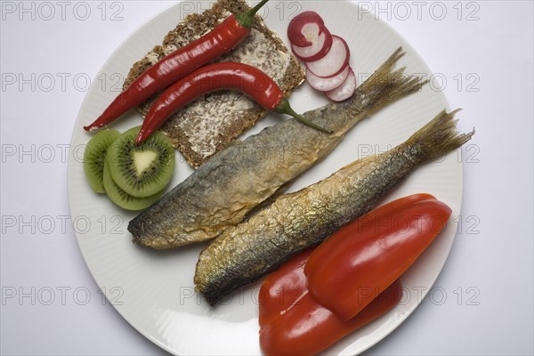 Wholemeal bread, butter, fried herrings, kiwi, peppers, peppers, radishes