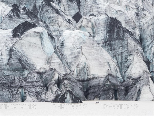 Glacier, glacier lagoon, Solheimajoekull, Solheimajoekull, glacier tongue of Myrdalsjoekull with inclusion of volcanic ash, near Ring Road, Suourland, South Iceland, Iceland, Europe