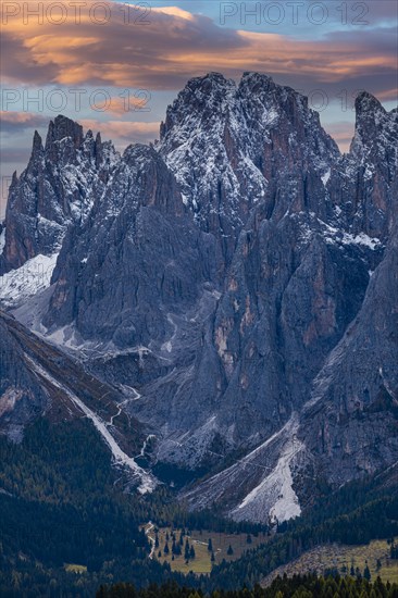 Snow-covered peaks of the Sassolungo group in the evening light, view from the Alpe di Siusi, Val Gardena, Dolomites, South Tyrol, Italy, Europe