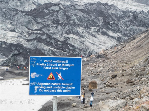 Notice board, warning in glacier area, glacier, glacier lagoon, Solheimajoekull, Solheimajoekull, glacier tongue of Myrdalsjoekull with inclusion of volcanic ash, near Ring Road, Suourland, South Iceland, Iceland, Europe