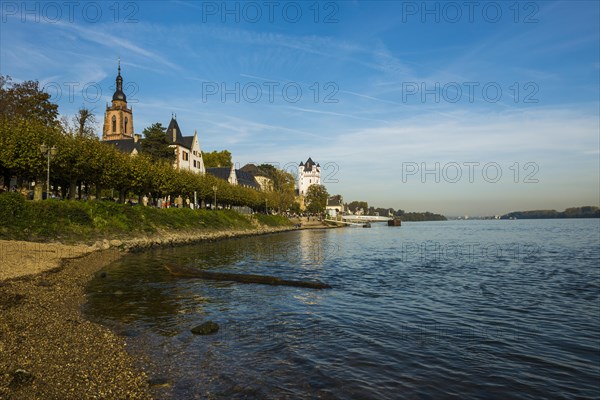 Riverbank promenade on the Rhine, fortified defence tower of the Electoral Castle, parish church of Saint Peter and Paul, Eltville, Rheingau, Hesse, Germany, Europe