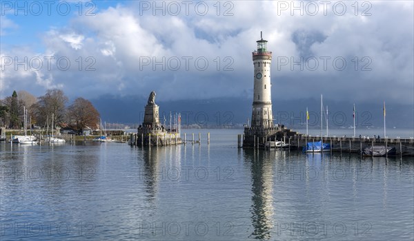 Harbour entrance of Lindau Harbour, pier with New Lindau Lighthouse and Bavarian Lion, Lindau Island, Lake Constance, Bavaria, Germany, Europe