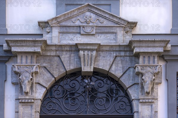 Cattle skull at the entrance portal of the Stadtmetzg, former slaughterhouse, today administration, Augsburg, Bavaria, Germany, Europe