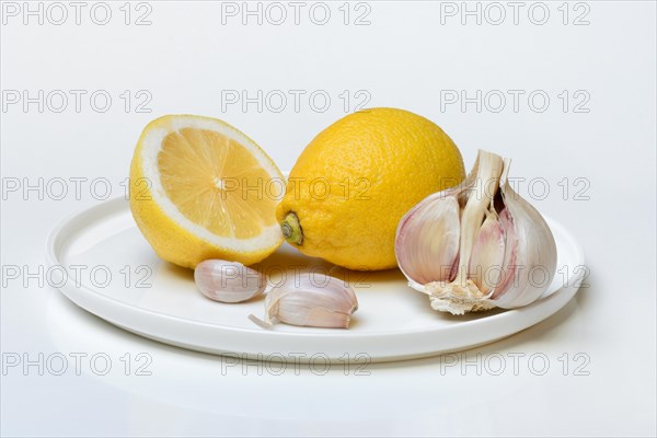 Ingredients for lemon garlic cure, lemon, garlic, ginger