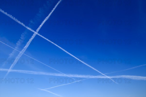 Buckow, nature reserve Maerkische Schweiz near Berlin, condensation trails in the sky, Brandenburg, Germany, Europe