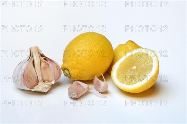 Ingredients for lemon garlic cure, lemon, garlic, ginger