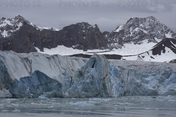 14th of July Glacier, 14e Julibreen, glacier front, mountain peak behind, Krossfjord, Spitsbergen