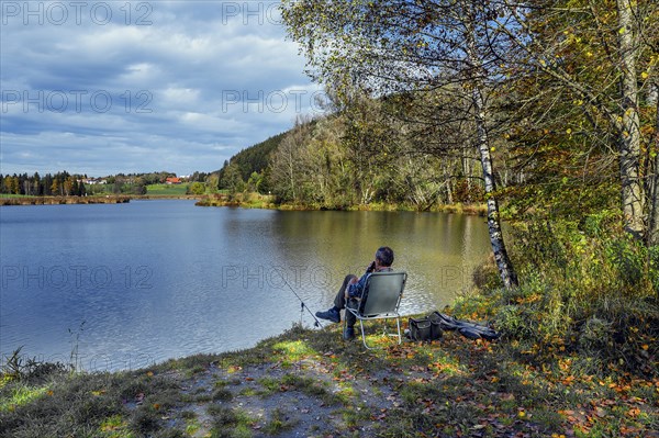 Icy anglers at the autumnal Herrenwieser Weiher near Kempten, Allgaeu, Upper Allgaeu, Bavaria, Germany, Europe