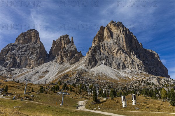 Cable car from the Sella Pass to the Langkofelscharte, behind the peaks Langkofel, Innerkoflerturm and Grohmannspitze, Dolomites, South Tyrol, Italy, Europe
