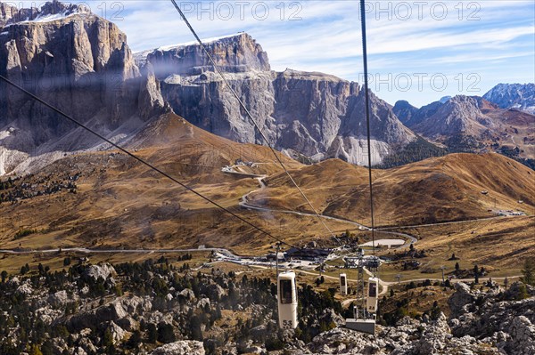 Cable car from the Sella Pass to the Sassolungo Pass, Sella Pass and Sella massif in the background, Dolomites, South Tyrol, Italy, Europe