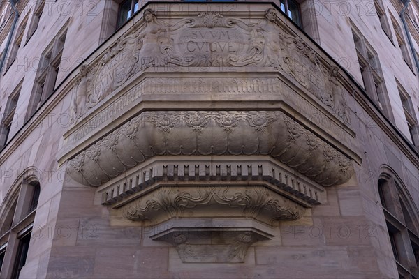 Console with reliefs at the Nuremberg-Fuerth Social Court, designed with the saying: suum cuique, to each his own, Weintraubengasse 1, Nuremberg, Middle Franconia, Bavaria, Germany, Europe