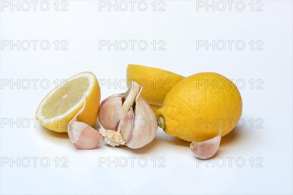 Ingredients for lemon garlic cure, lemon, garlic, ginger