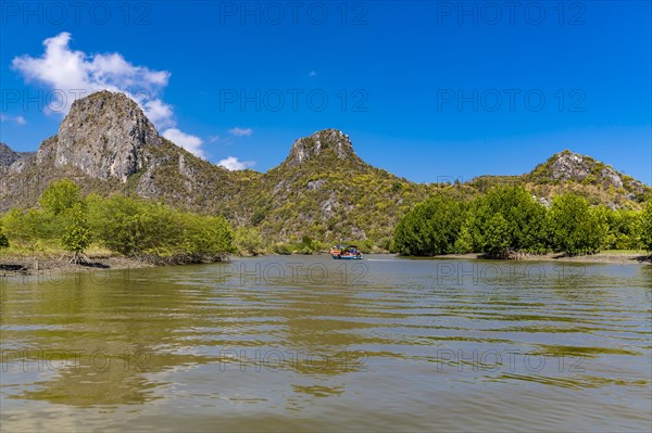 Boat trip on the Khao Daeng River, Khao Sam Roi Yot National Park, Prachuap Khiri Khan Province, Thailand, Asia