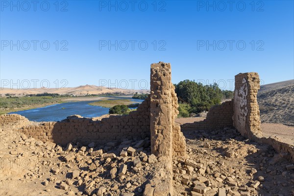 Ruin of the Hohenfels police station from German colonial times, in the back the Orange River