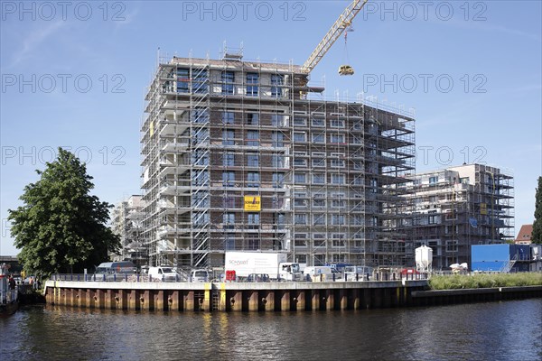 Modern residential building on the Hunte, construction site, construction cranes, new building, Oldenburg in Oldenburg, Lower Saxony, Germany, Europe