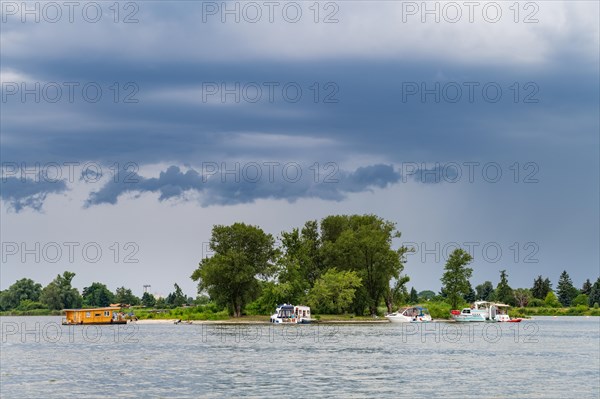 Houseboats and motorboats in front of the island Huenensteg, nicknamed Acapulco, Beetzsee, Brandenburg an der Havel, Havelland, Brandenburg, Germany, Europe