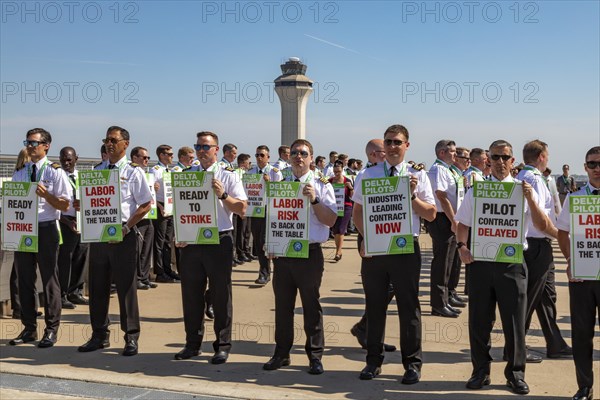 Detroit, Michigan USA, 30 June 2022, Delta Air Lines pilots picket at Detroit Metro Airport