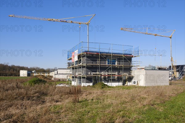 Residential building with scaffolding and flat roof, construction site in a new housing estate, Kamen, North Rhine-Westphalia, Germany, Europe