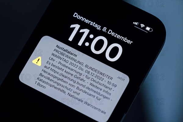 Symbol photo: A message for the Nationwide Warning Day 2022 appears on a smartphone. Emergency alert, trial warning, Nationwide Warning Day 2022 Thu. 08.12.2022, 10:59 hrs, trial warning. Berlin, 08.12.2022, Berlin, Germany, Europe