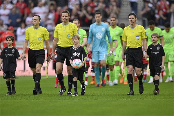 Referee Referee Dr Felix Brych and teams of VfB Stuttgart in special jerseys, symbolising diversity, LGBT, rainbow, and VfL Wolfsburg enter the pitch with run-in children, logo, SKY, Mercedes-Benz Arena, Stuttgart, Baden-Wuerttemberg, Germany, Europe
