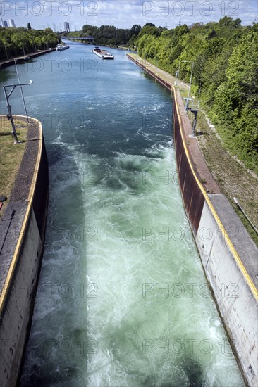 Herne-Ost lock on the Rhine-Herne Canal, freighter in front of entering the lock chamber, here the water draining off to the level of the lower water level, Herne, North Rhine-Westphalia, North Rhine-Westphalia, Germany, Europe