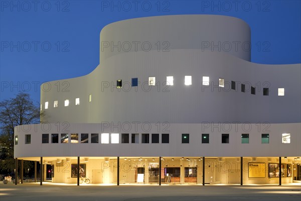 Duesseldorfer Schauspielhaus am Abend, abbreviated Dhaus, Duesseldorf, North Rhine-Westphalia, Germany, Europe