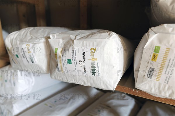 Sale of organic cereals in Ditzingen, 26.08.2022. Packages with milled flour in organic quality., Ditzingen, Baden-Wuerttemberg, Germany, Europe