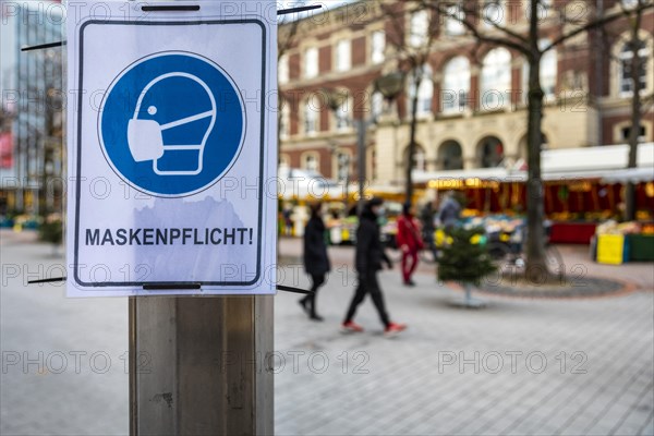 Mandatory masks in Koenigstrasse in the run-up to Christmas during the coronavirus pandemic, in the background the farmers market in Duisburg city centre, Duisburg, North Rhine-Westphalia, Germany, Europe